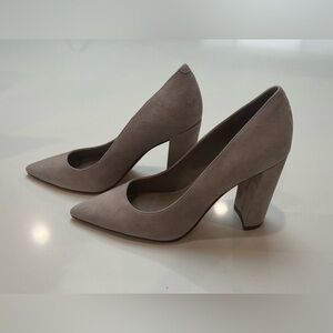 NWB marc fisher ltd abilene block high heel pump in suede taupe/light gray sz 6